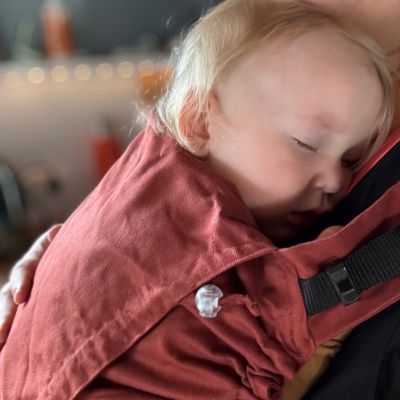 Schlafen in der Babytrage oder im Tragetuch