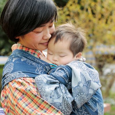 Das Tragen von Babys mit Down-Syndrom